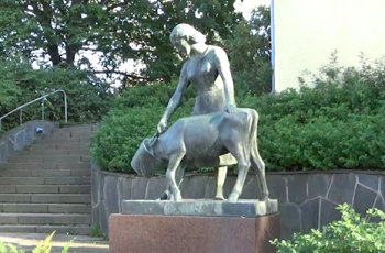 Aukusti Veuron patsas Vasikanjuottaja